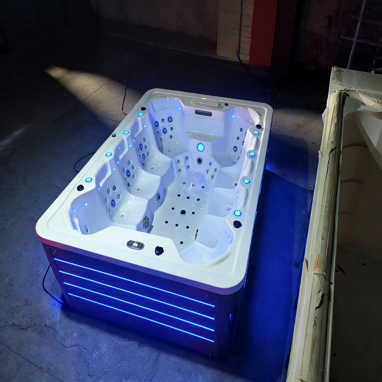 حوض استحمام ساخن، يتسع لـ 5-10 - مراجعة Home Bathroom Jacuzzi وسعره
